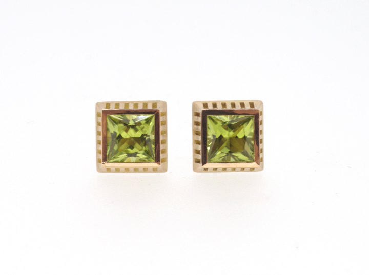 Ohrstecker in Rosegold mit Peridot-Carre.