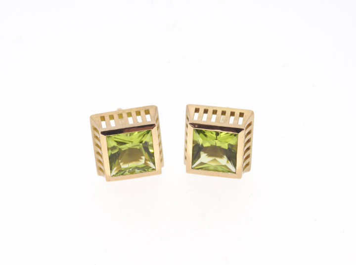 Ohrstecker in Rosegold mit Peridot-Carre.